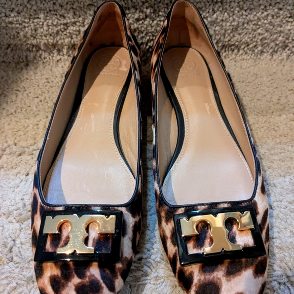 Tory Burch Shoes - Tory Burch Gold Logo Pump